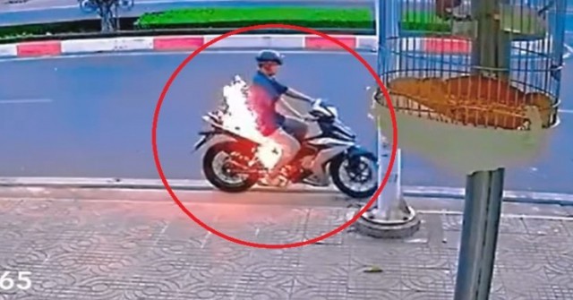 Clip: Đang đi, xe máy bốc cháy ngùn ngụt đáng sợ