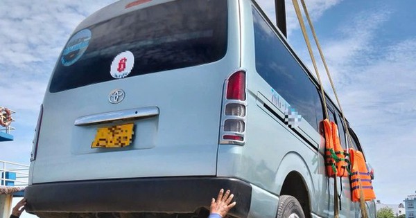 Chi tiền triệu, thuê tàu đưa ô tô ‘vượt biển’ vào đất liền để đăng kiểm