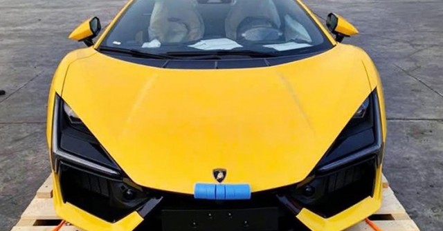 Siêu xe Lamborghini Revuelto bất ngờ có mặt tại cảng Việt Nam