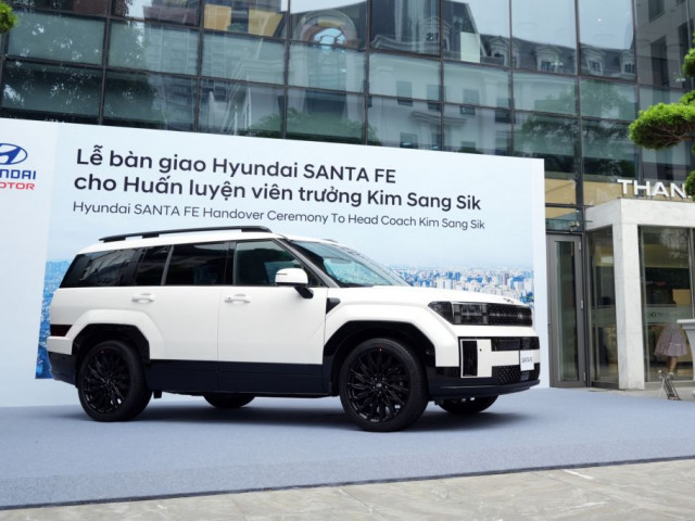 Hyundai Thành Công Việt Nam bàn giao xe Santa Fe cho HLV Kim Sang-sik