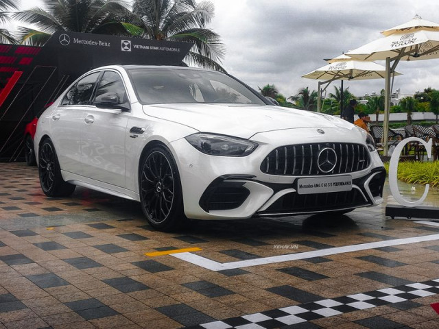 Chiêm ngưỡng Mercedes-AMG C 63 S E Performance đầu tiên xuất hiện tại Việt Nam, giá từ 4,9 tỷ VNĐ