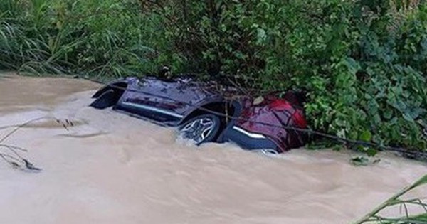 Ô tô chở 5 người bị lũ cuốn trôi ở Tuyên Quang