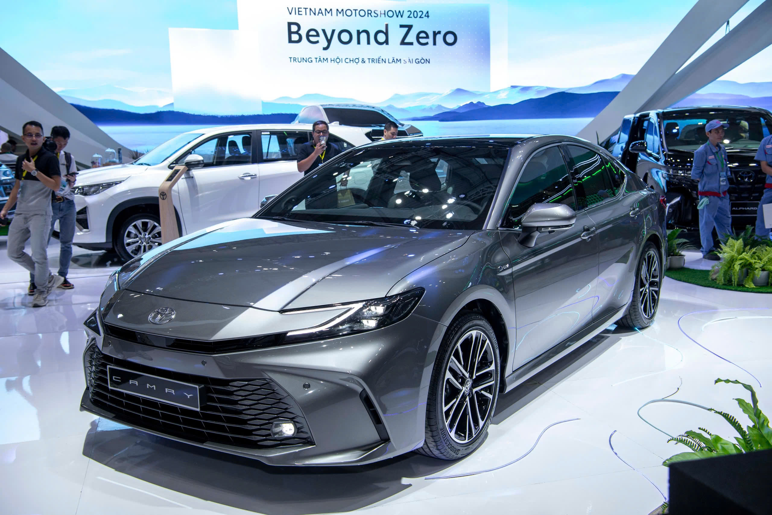 Chi tiết Toyota Camry 2025 tại triển lãm Vietnam Motor Show 2024