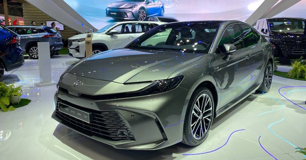 Toyota Camry 2025 ra mắt Việt Nam: Giá cao nhất 1,53 tỷ, có cả xăng và hybrid, đắt nhưng vẫn không sợ Mazda6, Accord