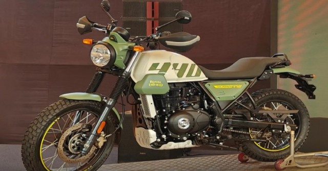 Trình làng 2025 Royal Enfield Scram 440 màu xanh quân sự, đẹp hút mắt