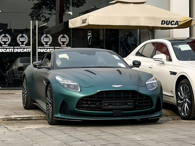 Aston Martin DB12 bất ngờ xuất hiện tại Hà Nội