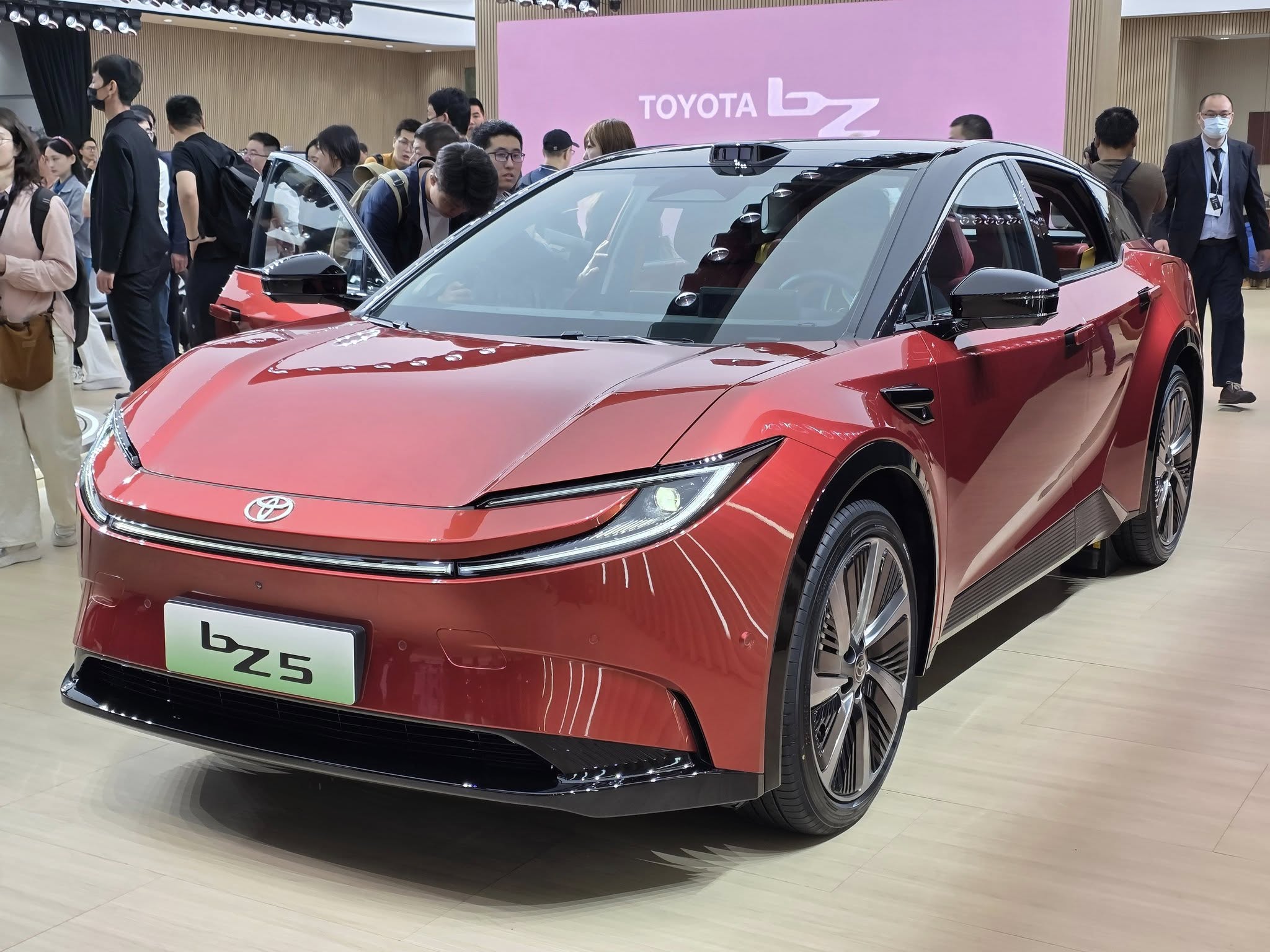 Toyota bZ5 ra mắt: Thiết kế tương lai, nội thất hiện đại