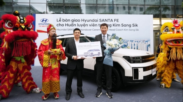 Hyundai Thành Công bàn giao xe Santa Fe cho HLV bóng đá Kim Sang-sik