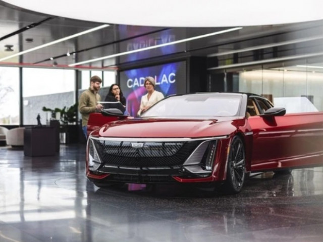 Khách hàng mua xe Cadillac có thể tùy biến mọi thứ, được tận mắt chiêm ngưỡng quá trình lắp ráp xe