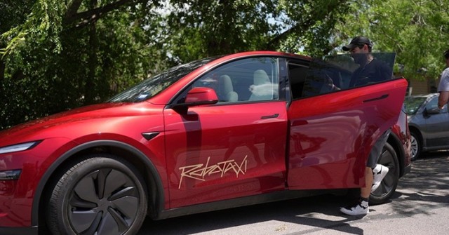 Tesla ra mắt dịch vụ robotaxi tự hành với giá 4,2 USD/chuyến