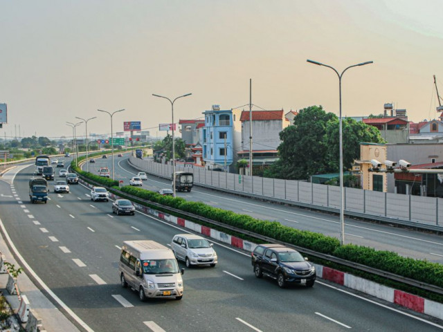 Đi chậm trên cao tốc, hiểm họa khó lường