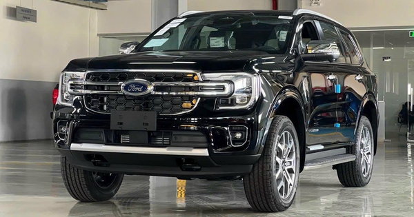 Ford Everest giảm giá nhiều nhất 66 triệu: Bản tiêu chuẩn còn khoảng 1,03 tỷ đồng, người mua phải đánh đổi năm sản xuất