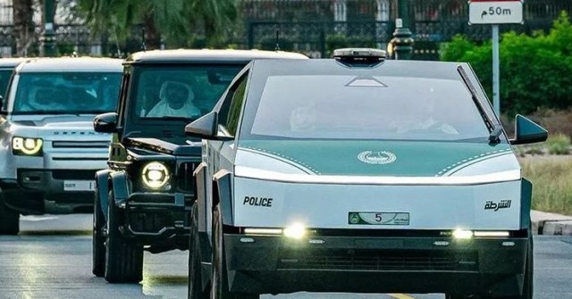 Cảnh sát Dubai mua thêm xe bán tải điện Tesla Cybertruck