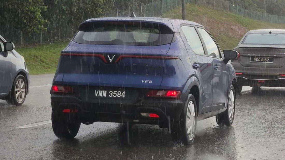 Xe điện VinFast VF5 lăn bánh tại thị trường ô tô lớn thứ 2 tại Đông Nam Á, biển số xe là tâm điểm