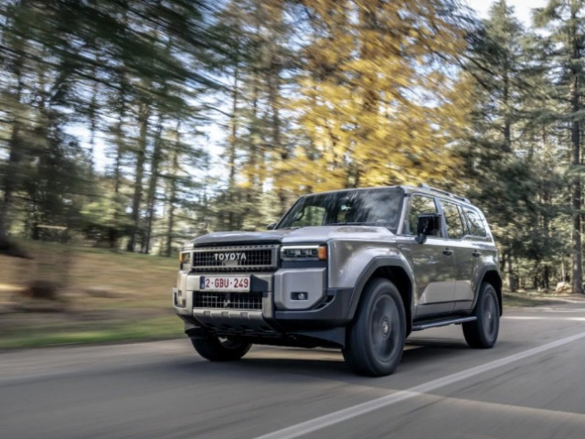 Toyota Land Cruiser có bản van thương mại: Vừa off-road vừa chở hàng
