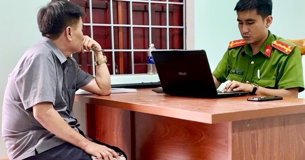 Xôn xao clip người đàn ông lái ô tô dọa tông người