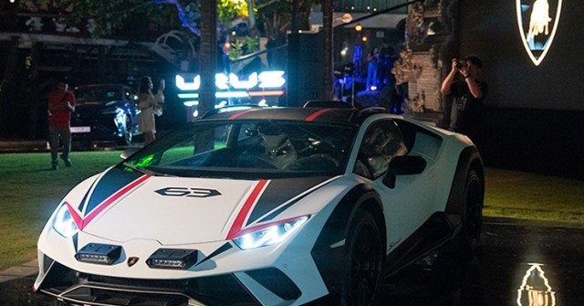 Độc lạ buổi bàn giao siêu xe Lamborghini Sterrario tại Ấn Độ