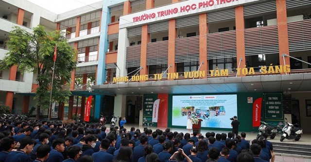 Phát động chương trình bồi dưỡng kiến thức pháp luật và kỹ năng lái xe gắn máy an toàn cho học sinh