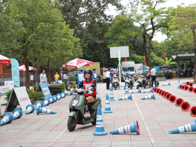 Phát động “Chương trình bồi dưỡng kiến thức pháp luật và kỹ năng lái xe gắn máy an toàn cho học sinh THPT”