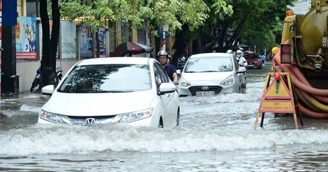 Cảnh báo nguy hiểm khi lái xe qua vùng nước ngập