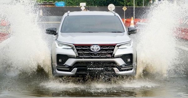Những ngày mưa gió thế này mới thấy mua những chiếc SUV này đáng đồng tiền bát gạo, không ngán đường ngập