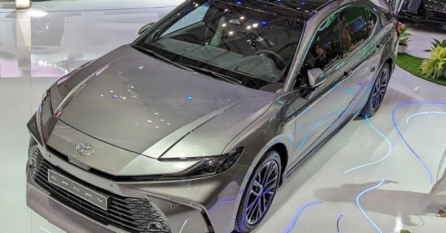 Toyota Việt Nam ra mắt sedan “quốc dân” Camry hoàn toàn mới