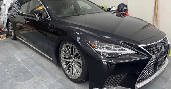 Lexus LS 500 để không hai năm bán lại hơn 5 tỷ, dù vô-lăng có vết mốc nhưng người bán khẳng định: 