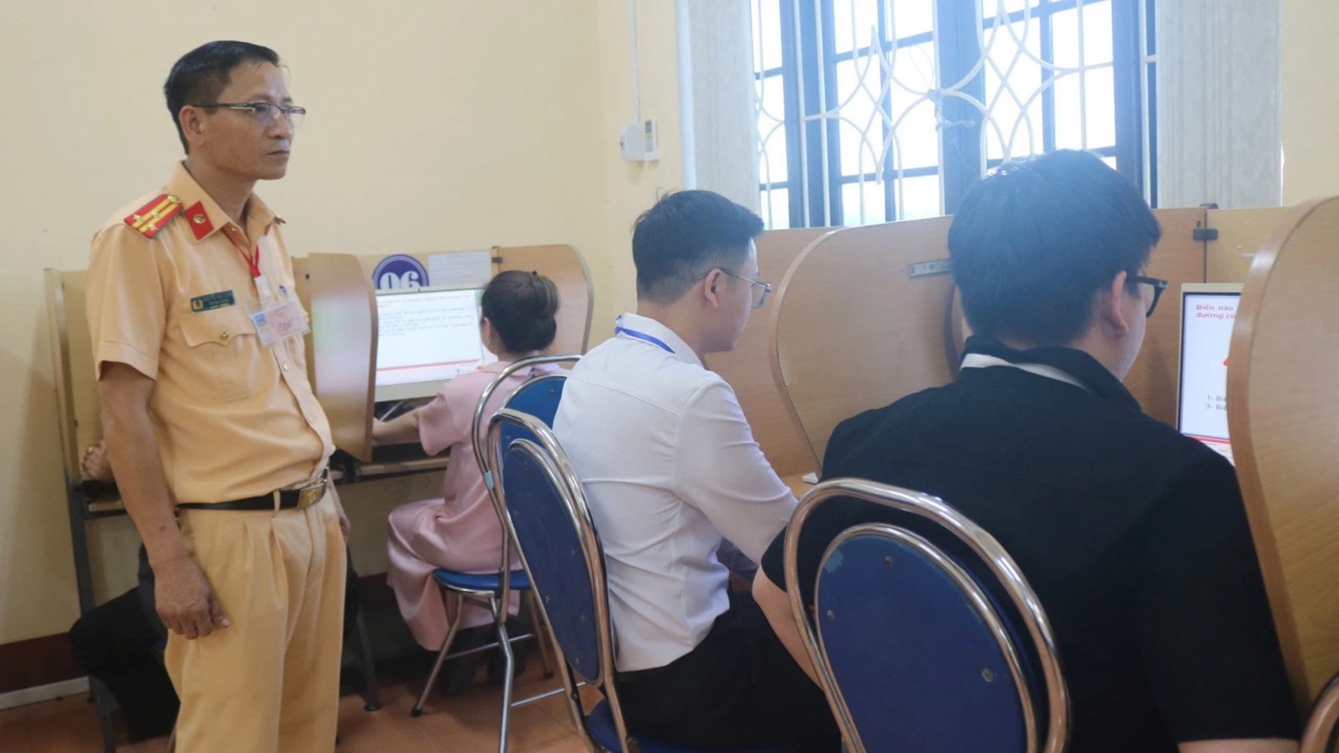 Thi lý thuyết lái xe sẽ dùng 600 câu hỏi mới từ tháng 6