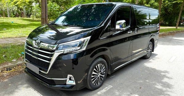 Chiếc Toyota đã qua sử dụng này phù hợp với gia đình 9 người: Nhập Nhật, máy dầu, rộng hơn Kia Carnival, giá rao đắt hơn Mercedes GLC 300