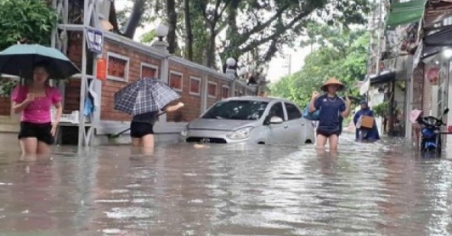 Chủ ô tô cần làm gì khi xe chết máy giữa mưa lũ hoặc rơi vào vùng ngập nước?