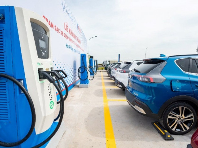 Hạ tầng trạm sạc xe điện tại Việt Nam: Cuộc đua không thể chậm bước