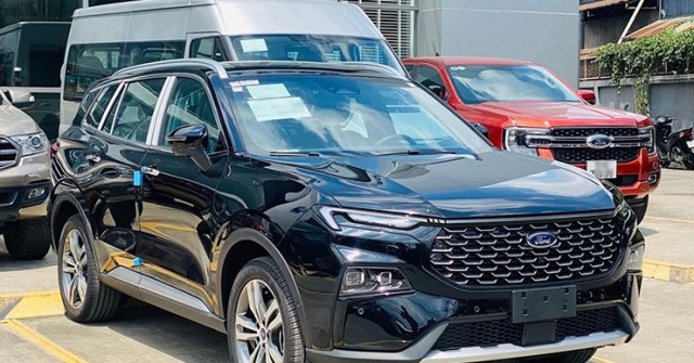Tăng sứ ép với Mazda CX-5, Ford Territory tiếp tục giảm giá mạnh