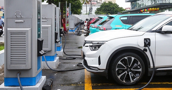 Quy định mới về sạc xe điện VinFast: Chỉ được đỗ 10 phút miễn phí sau khi sạc đầy, phút 11 trở đi phải trả tiền