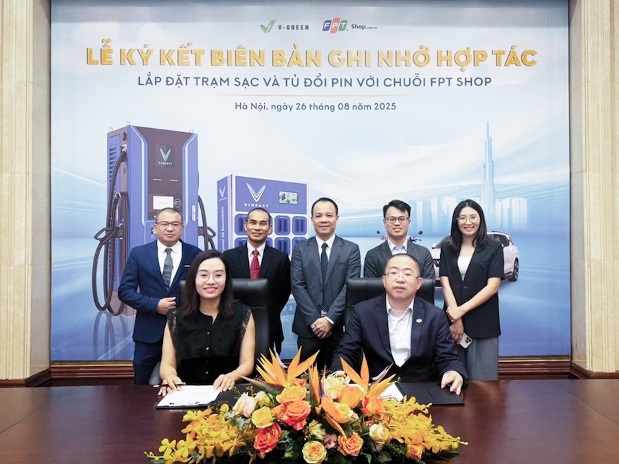 VinFast hợp tác với FPT Shop phát triển mạng lưới trạm sạc và trạm đổi pin xe điện