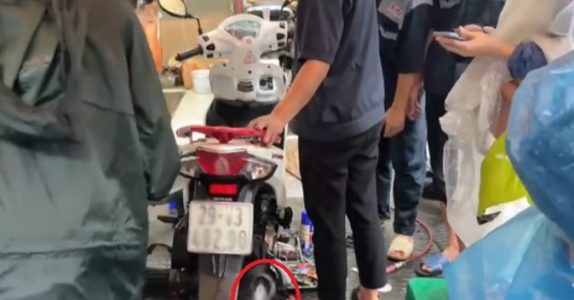 Cách trị bệnh nước vào pô xe máy mùa mưa lũ, tránh chết máy