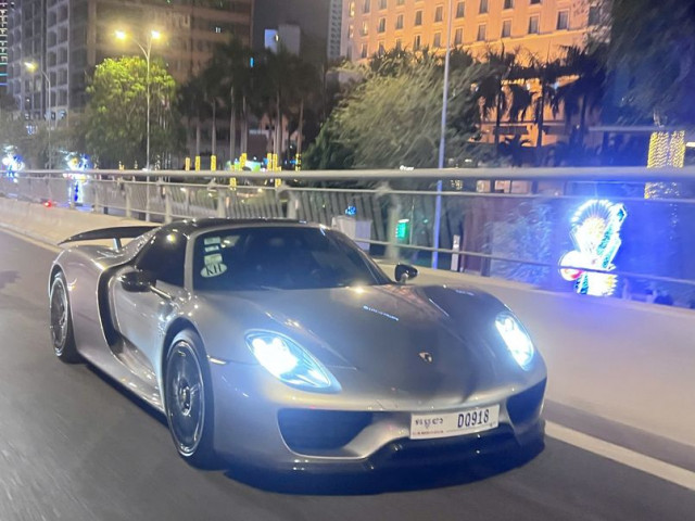 Siêu xe Porsche 918 Spyder ra phố chơi Tết sau 2 năm “ở ẩn”