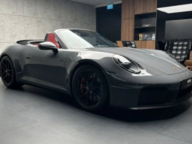 Porsche 911 Carrera 4 GTS Cabriolet 2025 chính hãng đầu tiên 