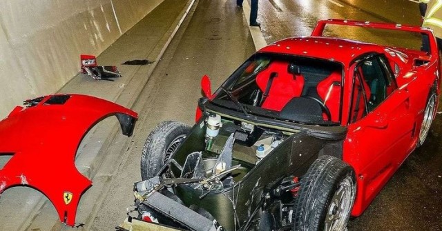 Siêu xe Ferrari F40 gặp tai nạn trên đường phố châu Âu