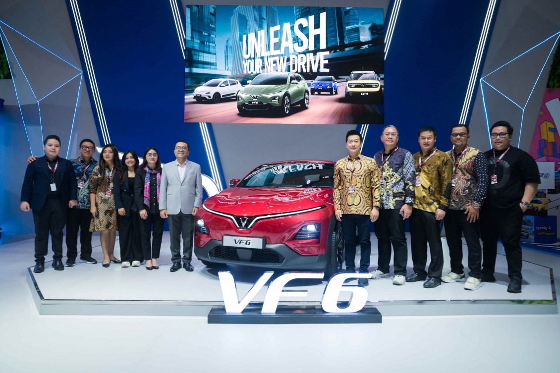 VinFast VF6 tay lái nghịch ra mắt tại triển lãm IIMS Surabaya 2025