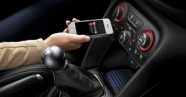 Dùng điện thoại ngay cả khi dừng chờ đèn đỏ vẫn bị phạt tại quốc gia này