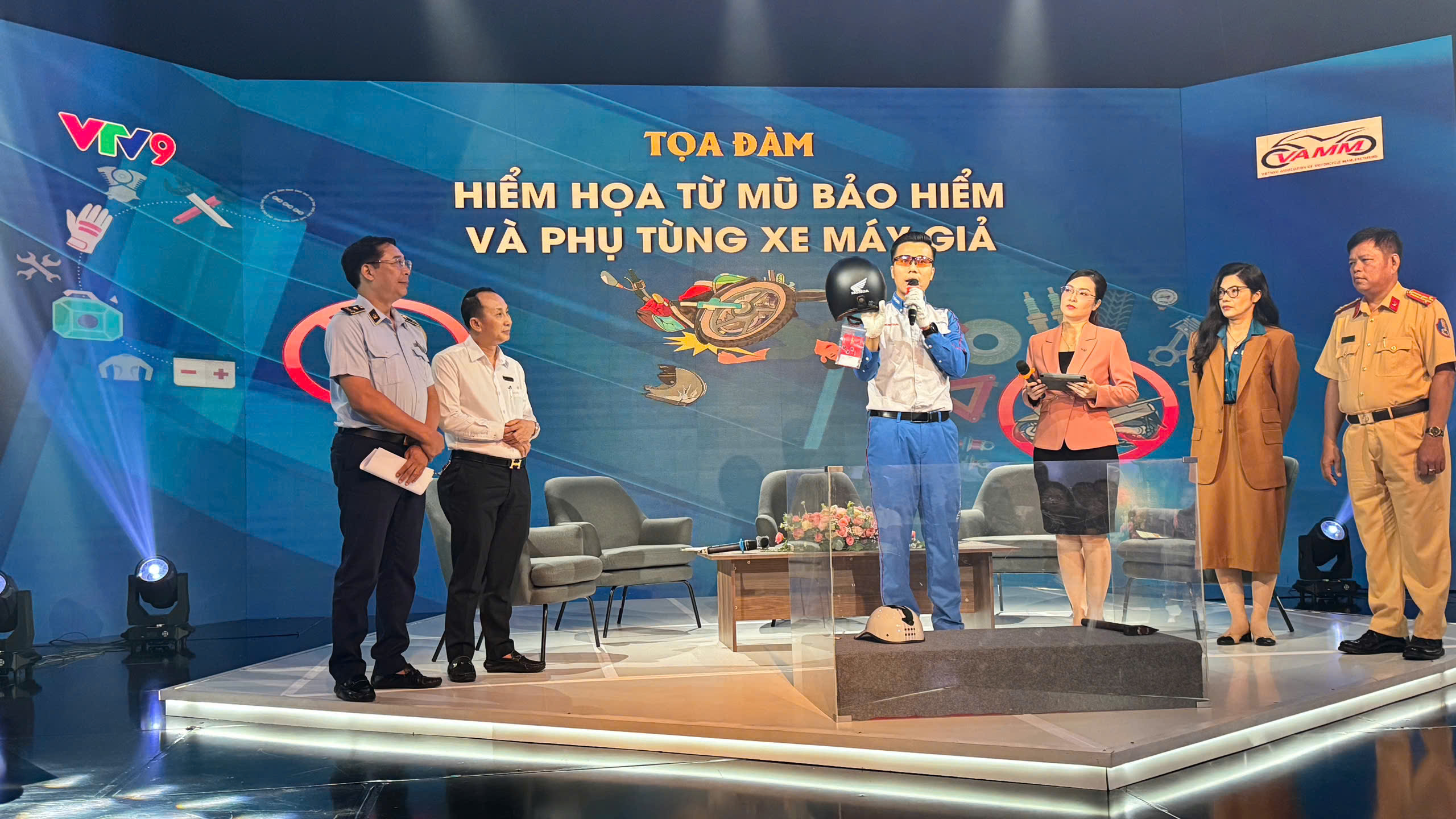 Cảnh báo hiểm họa từ mũ bảo hiểm và phụ tùng xe máy giả