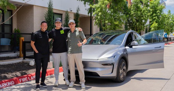 Tesla phô diễn tương lai của việc mua ô tô: Cứ việc xuống tiền, xe sẽ tự đi đến cửa nhà bạn