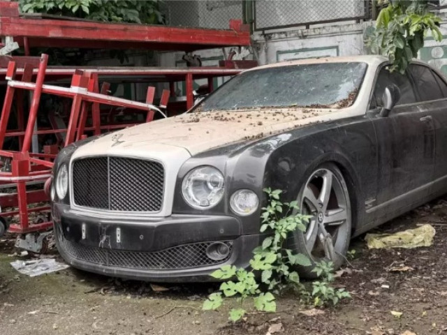Những chiếc xe sang Bentley bị 