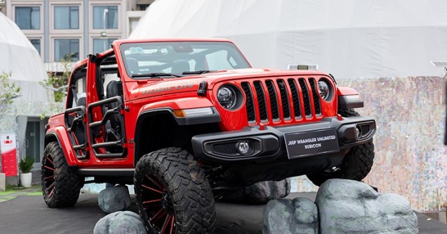 Loạt xe Jeep nâng cấp có mặt tại trung tâm TP.HCM thu hút người đi đường