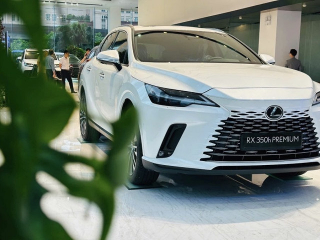 Cận cảnh Lexus RX 350h 2025 tại đại lý: Sang trọng, tiết kiệm và nhiều nâng cấp đáng giá