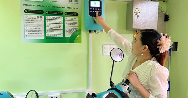 Nở rộ trạm sạc xe điện trong quán cà phê: Chuyên gia nói gì?
